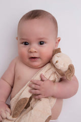 Angel Dear enfant tenant le blankie illustrant prise facile et réconfort