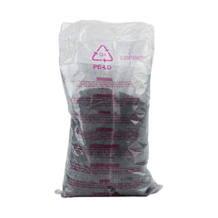 Gros plan du charbon AquaClear montrant texture poreuse pour adsorption efficace