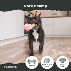 BarkBox comparaison d’échelle Pork Chomp à côté d’un objet pour visualiser la taille