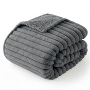 Bedsure couverture pliée montrant dimensions et design, protection efficace du mobilier