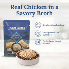 Blue Buffalo bouillon versé sur croquettes apportant humidité et appétence
