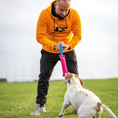 Bull Fit comparaison d'échelle avec une main pour voir la taille