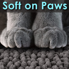 CatGuru chat sortant du bac réduisant les grains sur le sol