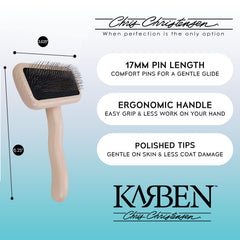 Karben II en main lors du brossage pour un démêlage doux et réduction de la mue