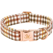 Elegant little tail collier automne face montrant motif jaune à carreaux et style élégant