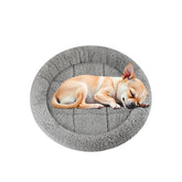 Enjoying lit rond vue face montrant confort et chaleur