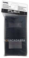 Gros plan sur la texture de la mousse Fluval captant les particules visibles