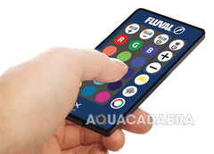 Fluval télécommande posée devant Flex 34 L montrant compatibilité et accessibilité