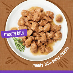 Friskies gros plan sur les morceaux de volaille offrant une texture appétissante