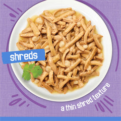 Friskies Purina gros plan sur la texture des shreds montrant une consistance tentante