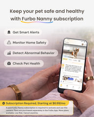 Furbo application mobile en main montrant contrôle à distance rapide