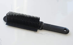 FURemover brosse tenue dans une main montrant compacité et portabilité pratique pour voyages