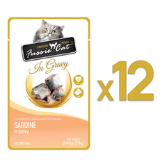 Fussie Cat gros plan sur la sauce gravy et la texture des sardines, appétissante