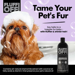 Toiletteur appliquant Fluff Off sur un chien pour faciliter le démêlage et réduire la perte de poils