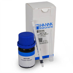Hanna Instruments ampoule ajoutée à un échantillon d'eau marine montrant simplicité d'utilisation
