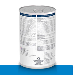 Gros plan sur la texture humide du pâté de saumon Hill's Prescription Diet d/d bénéfique pour l'appétence