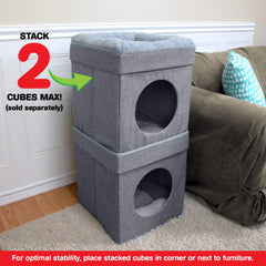 Kitty City cube en situation avec chat dormant pour démontrer le confort