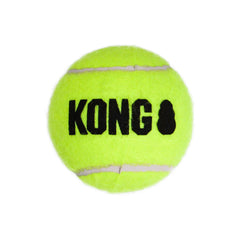 KONG SqueakAir en plein lancer au parc encourage l'exercice actif