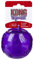 KONG Squeezz Ball tenue en main pour montrer taille X-Large et sécurité