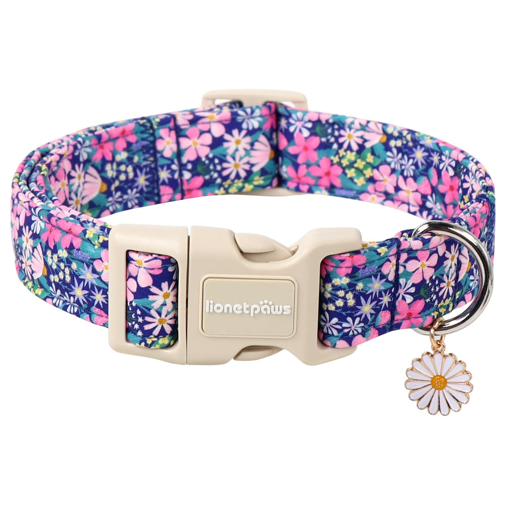 lionet paws face avant du collier montrant le motif floral et le confort