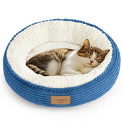 Love's cabin lit rond bleu royal montrant confort et style