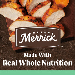 Merrick croquettes dans une main pour comparer taille et portion pratique