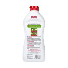 Nature's Miracle en train d'être versé pour un nettoyage ciblé efficace