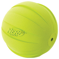 Nerf Dog balle éclaboussant et flottant montrant usage sûr pour jeux aquatiques