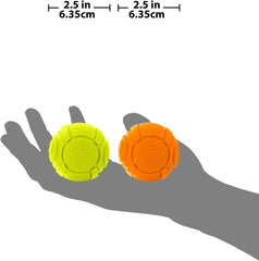 Nerf Dog comparaison taille avec une main pour évaluer diamètre adapté aux chiens