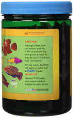 New Life Spectrum flocons en utilisation dans un aquarium, favorise appétit visible