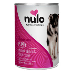 Nulo Puppy boîte ouverte révélant morceaux de poulet et saumon appétissants