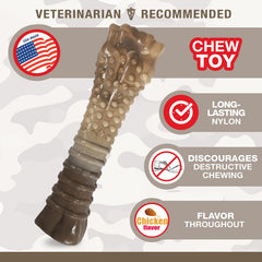 Nylabone gros plan montrant la solidité et le motif camouflage