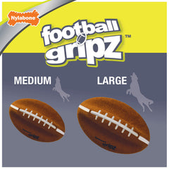 Nylabone Football Gripz en vol lors d’un lancer long, favorise le fetch actif