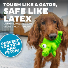 Outward Hound alligator à côté d'une main pour comparaison de taille pratique