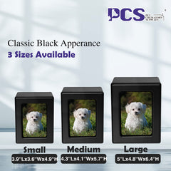 PCS PET CREMATORY SUPPLIES urne posée à côté d'une main, montre taille compacte pratique