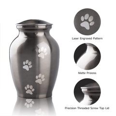 PCS PET CREMATORY SUPPLIES gros plan gravure pattes, détail affectueux et net