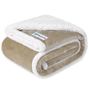 PetAmi couverture 60x80 taupe montrant protection complète du canapé