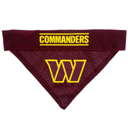Pets First bandana Washington Commanders face avant montrant logo officiel et couleurs vives