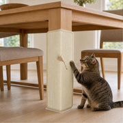 QIPECO griffoir d'angle devant canapé montrant protection du tissu