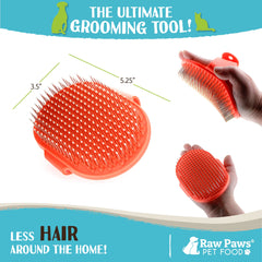 Raw Paws brosse utilisée sur chien, démêle et masse pour plus de confort