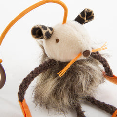 SmartyKat chat en pleine chasse sur canapé illustrant stimulation et lien
