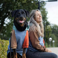 Spark Paws chien en promenade portant le hoodie pour liberté de mouvement