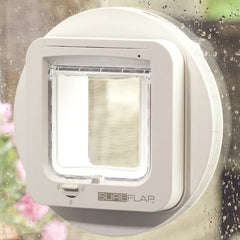 SureFlap adaptateur en cours d'installation sur mur et vitre pour étanchéité améliorée