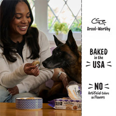 Three Dog Bakery biscuit tenu en main pour montrer format, facile à distribuer