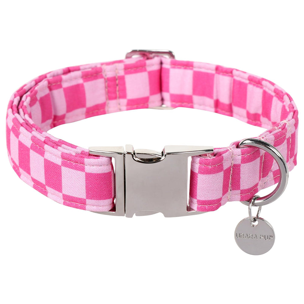 UP URARA PUP vue avant du collier rose à carreaux, élégant et estival