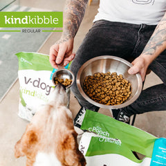 V-dog comparaison taille des croquettes dans une main pour référence de portion