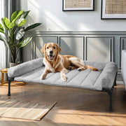 Veehoo lit surélevé vu de face montrant l’espace pour grand chien et confort