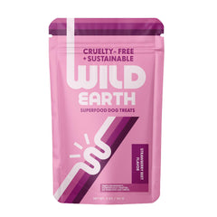 Wild Earth sachet face avant montrant la saveur fraise et betterave et l'attrait visuel