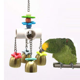 Wontee vue avant du jouet suspendu montrant les cloches et la structure, attire l’oiseau