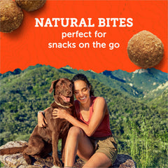 Zuke's friandises dans une main pour distribution rapide et pratique